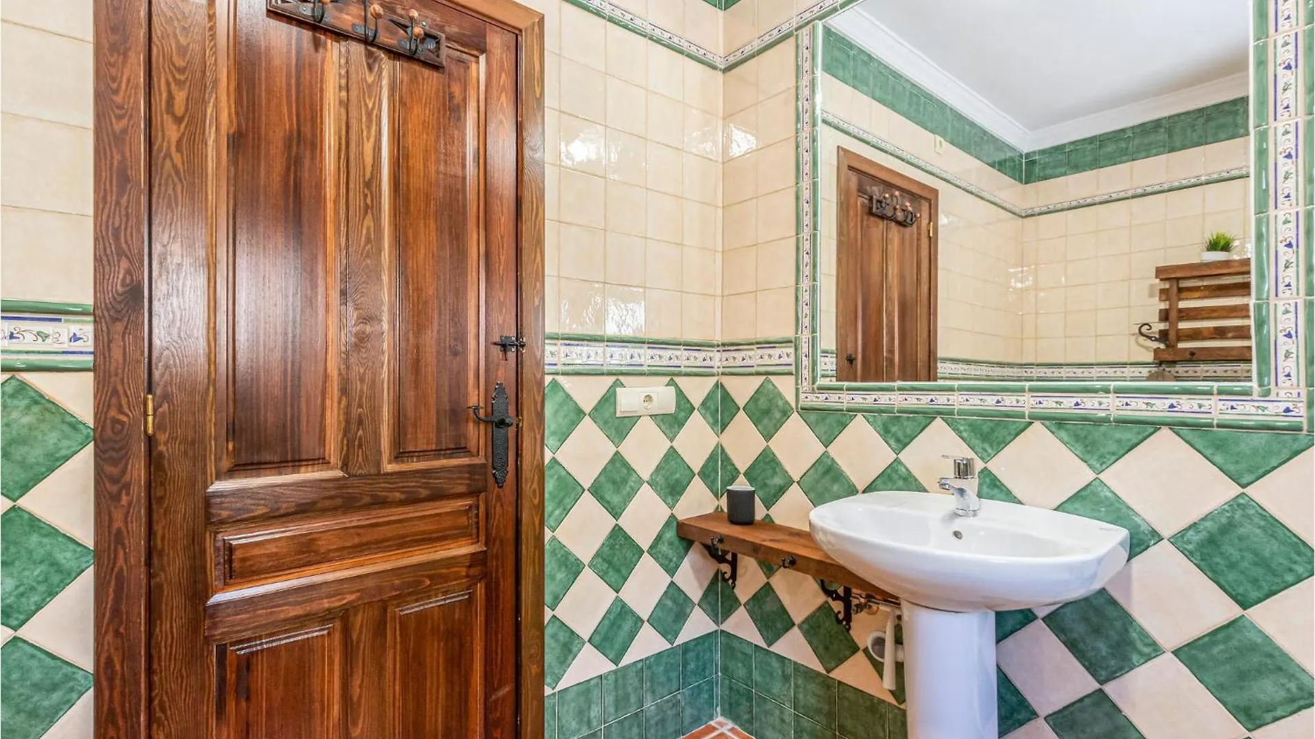 Nice Home In Malaga With Jacuzzi 0*,